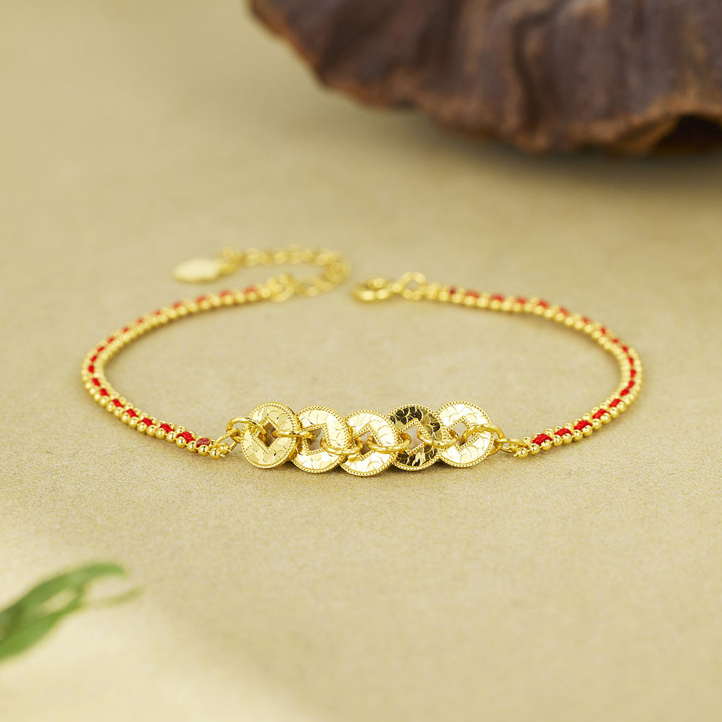 Damen kunstvolles Armband mit goldenem Münzdesign und roten Akzentperlen Shop Nory