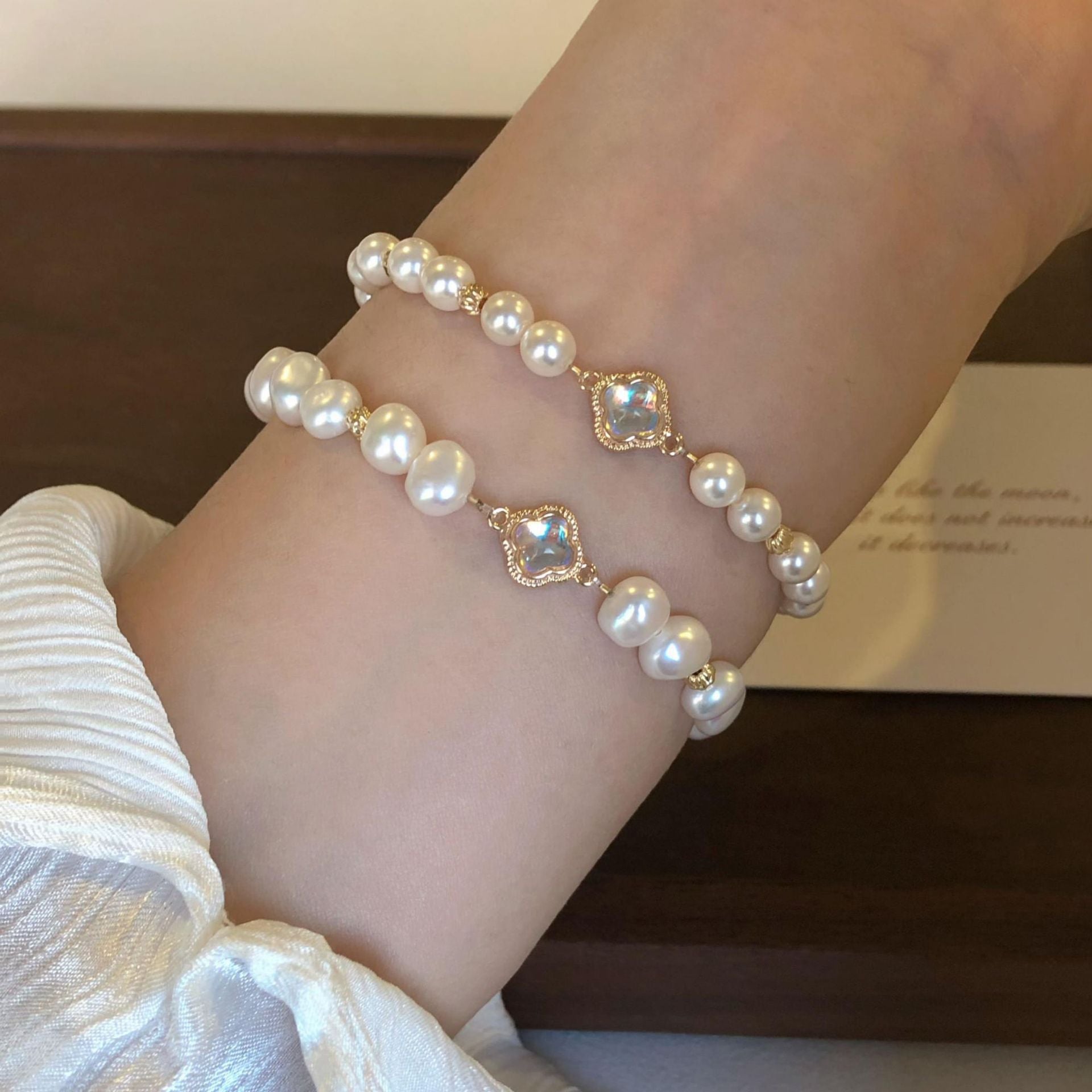 Damen Perlenarmband mit kunstvollem Kristallanhänger Shop Nory