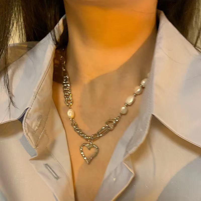 Damen Halskette mit charmantem Herzanhänger und eleganten Perlenakzenten Shop Nory