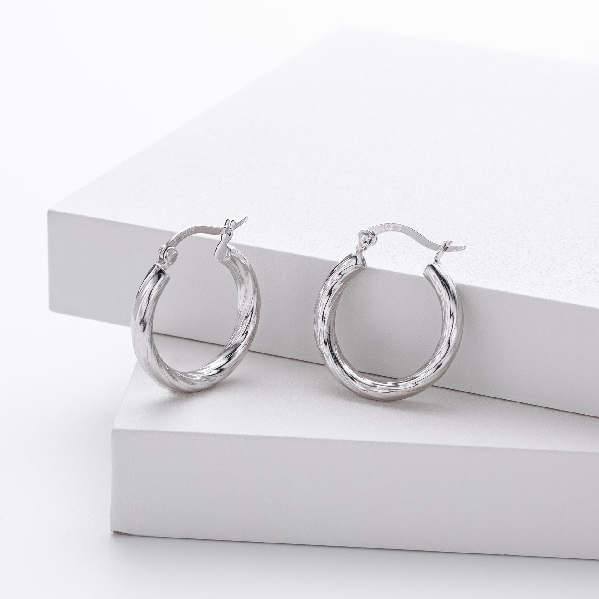 Damen Creolen mit elegantem geschwungenem Design aus hochwertigem 925 Sterling Silber Shop Nory