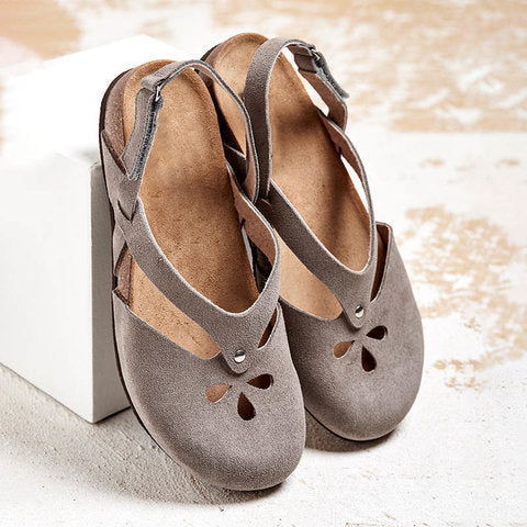 Damen nan geschlossene Slingback-Sandale aus Veloursleder mit ergonomischem Kork-Fußbett und dekorativen Loch-Aussparungen