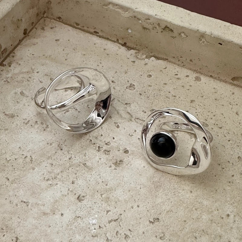 Damenring mit elegantem, geschwungenem Design und zentralem Onyx Shop Nory