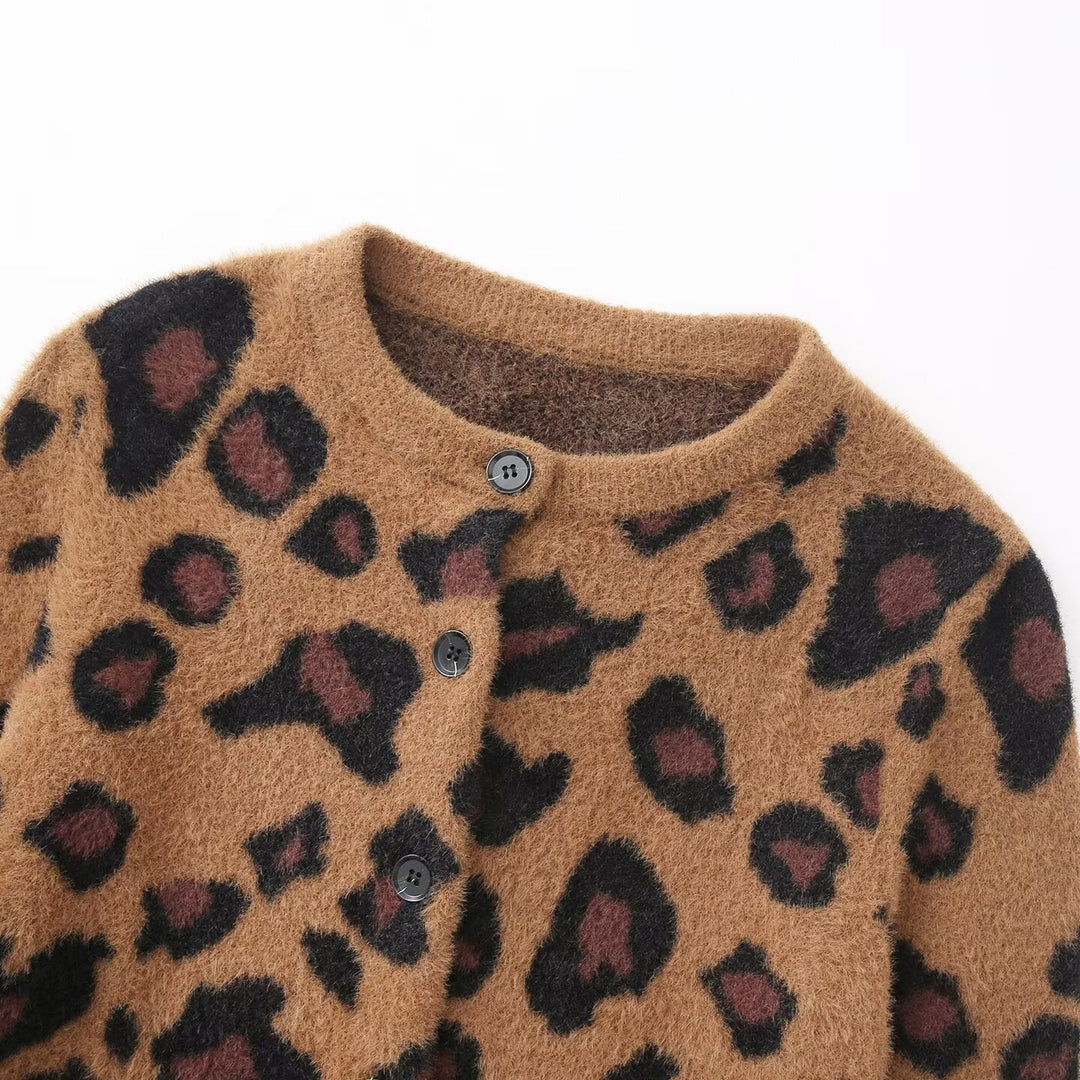 Damen Flauschige Strickjacke im Leo‑Print mit Rundhalsausschnitt und Knopfleiste Shop Nory
