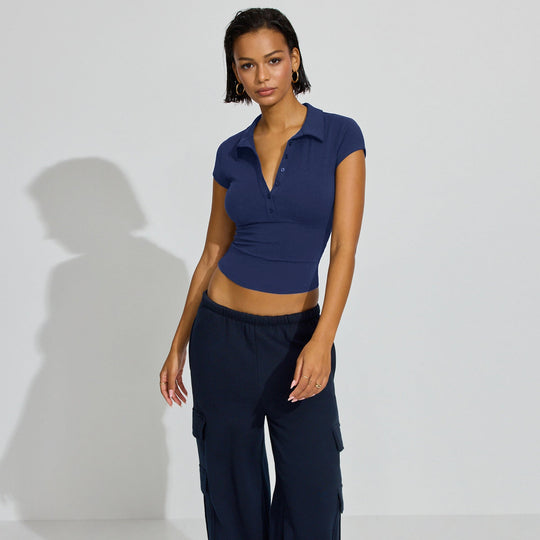 Damen Polo-Shirt mit kurzem Schnitt und modischer Knopfleiste