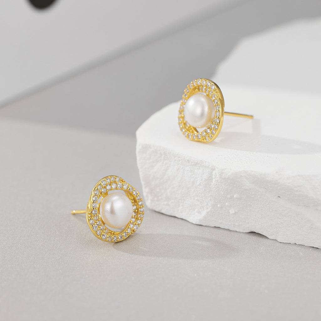 Damen Ohrstecker mit ovalem Perlenanhänger und funkelnden Zirkonia-Elementen Shop Nory