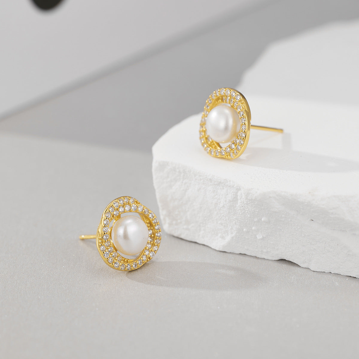 Damen Ohrstecker mit ovalem Perlenanhänger und funkelnden Zirkonia-Elementen Shop Nory