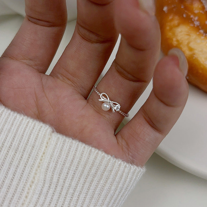Damen Ring mit elegantem Schleifen- und Perlenmotiv Shop Nory