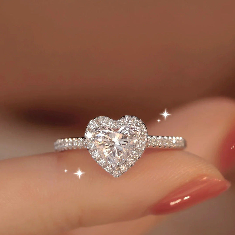 Damenring mit herzförmigem Zirkonia und funkelnden Details Shop Nory