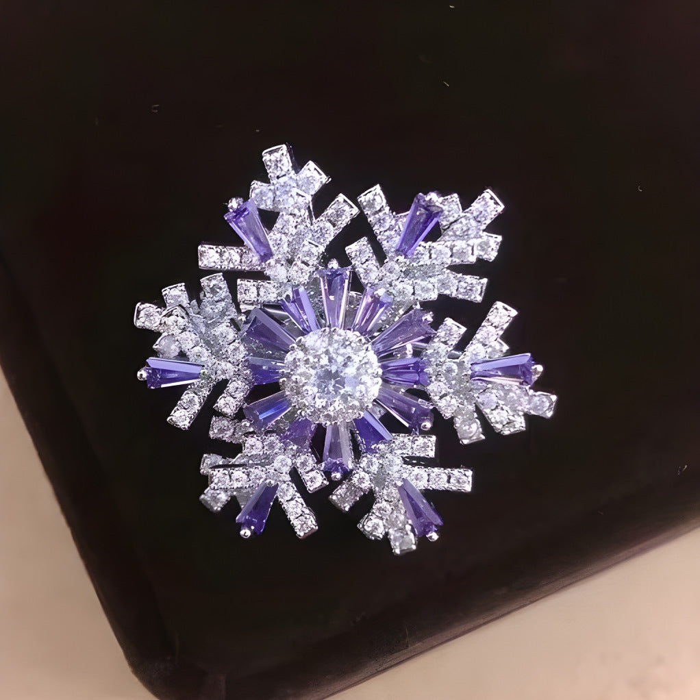 Elegante Kristallbrosche Im Schneeflocken-Design mit Tropfenförmigen Ziersteinen