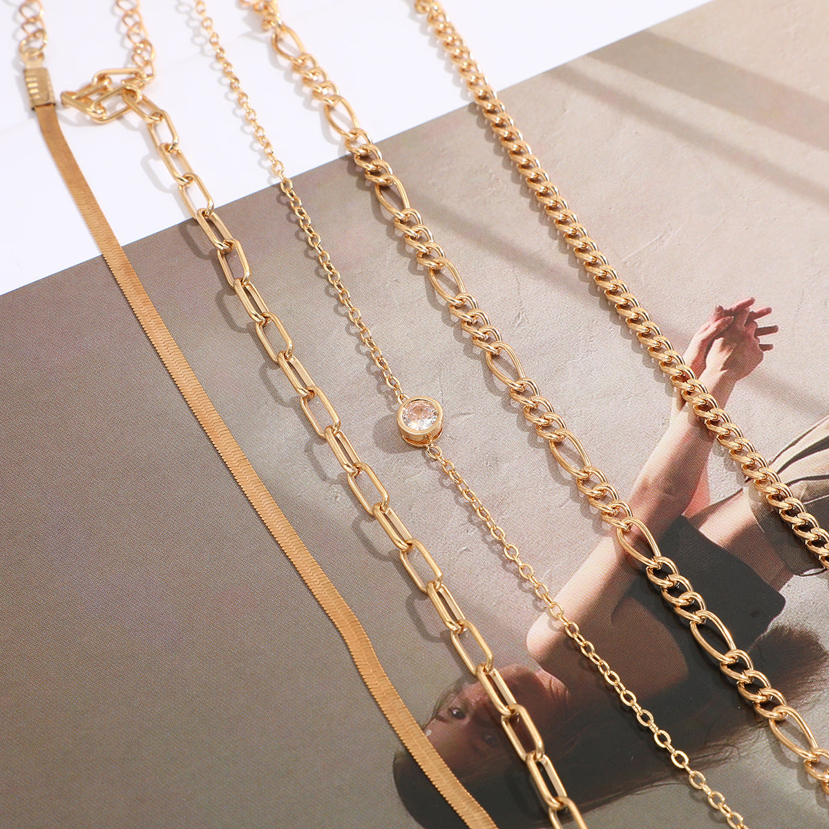 Damen-Armband-Set mit eleganten, mehrlagigen Ketten und feinen Details Shop Nory