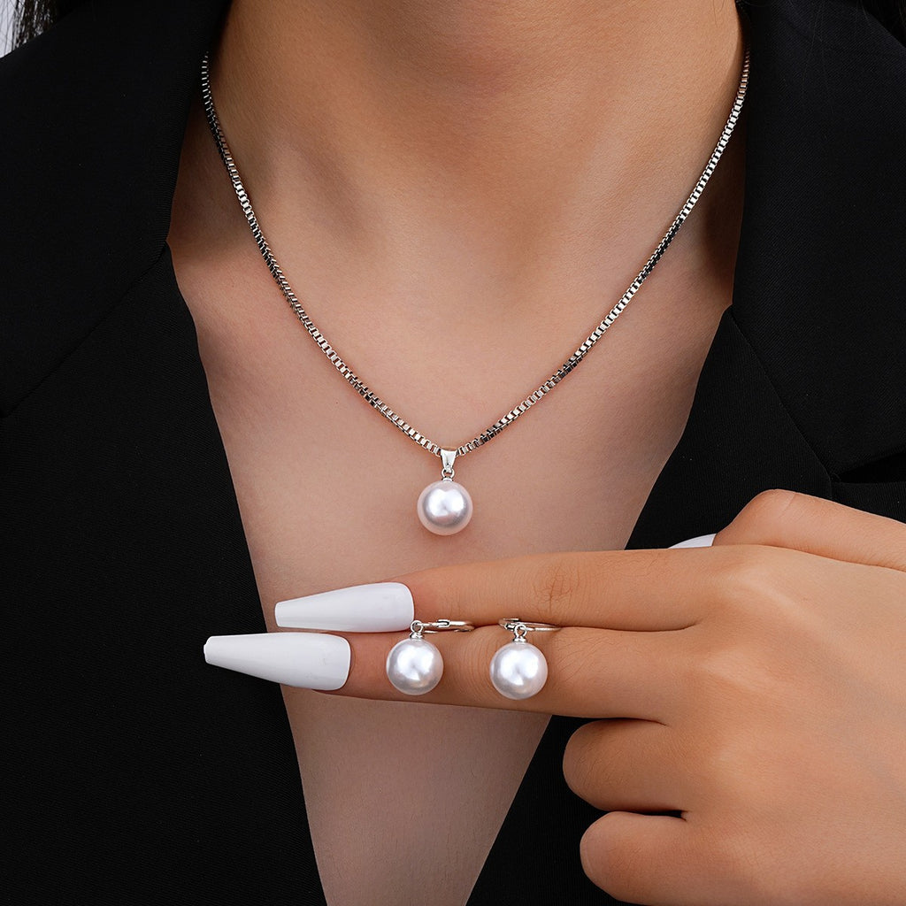 Damen Halskette mit eleganten Perlen und feinen Details Shop Nory