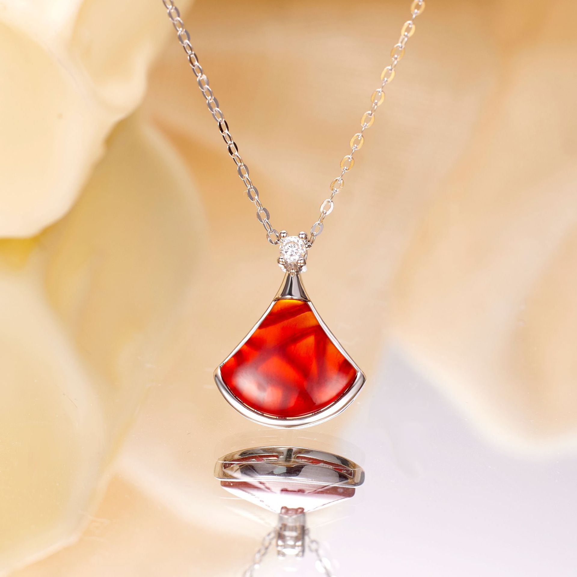 Damen elegante Halskette mit zeitgenössischem Anhänger Shop Nory