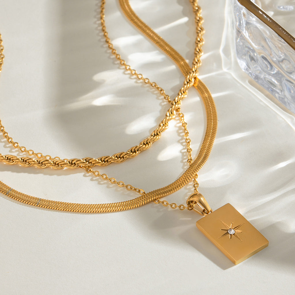 Damen mehrlagige Halskette mit goldenem Anhänger von Shop Nory