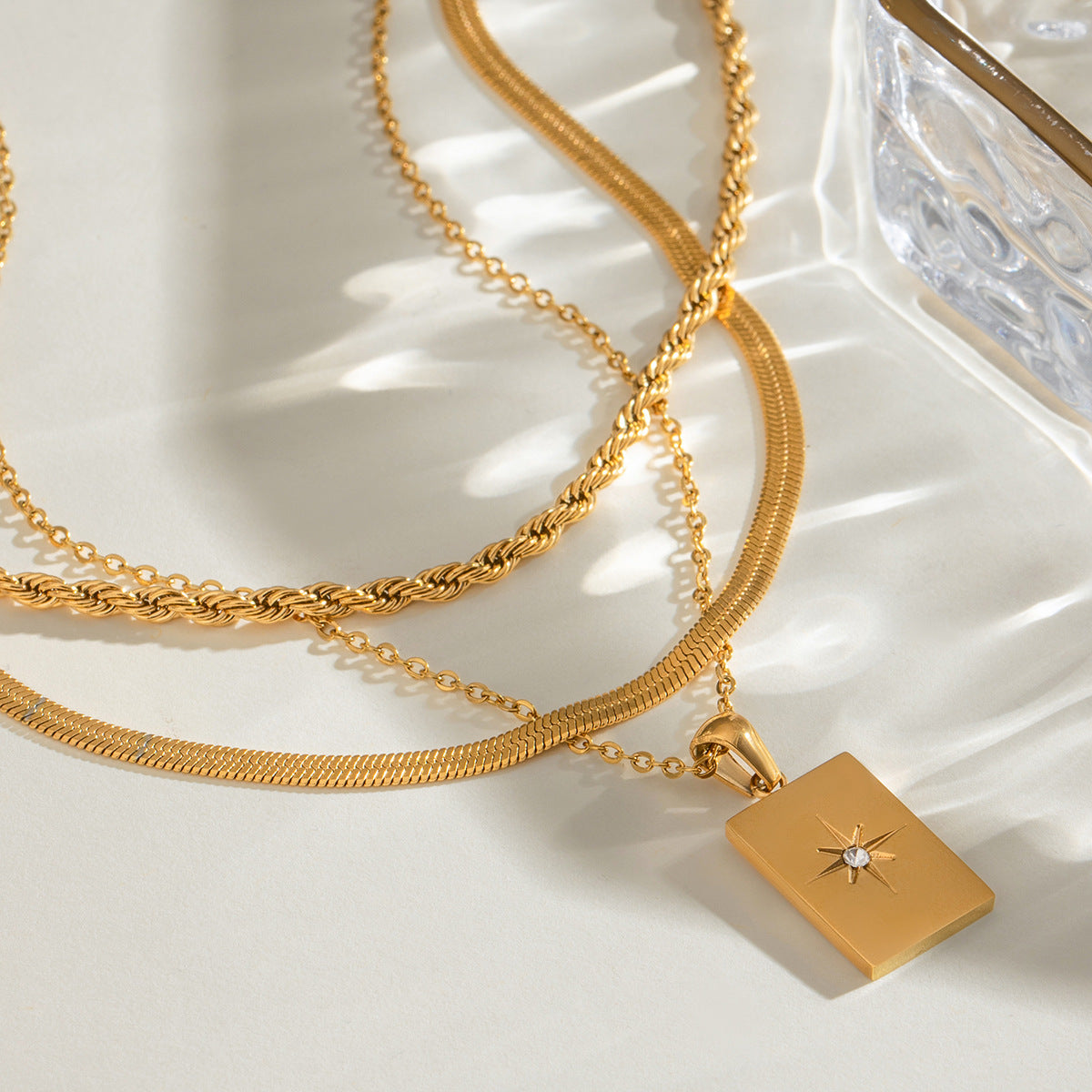 Damen mehrlagige Halskette mit goldenem Anhänger von Shop Nory
