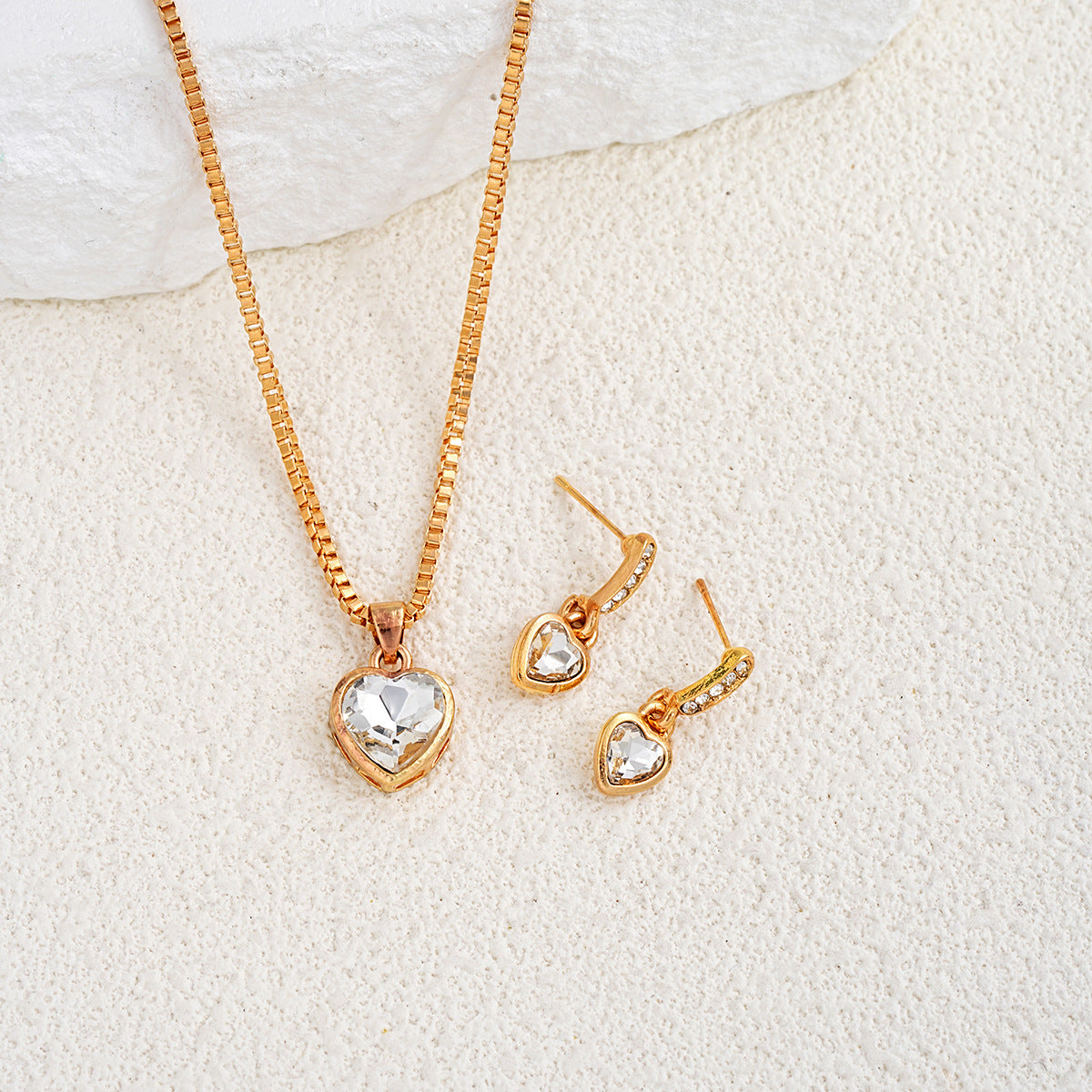 Damen Schmuckset mit funkelnden Herzanhängern und eleganten Details Shop Nory