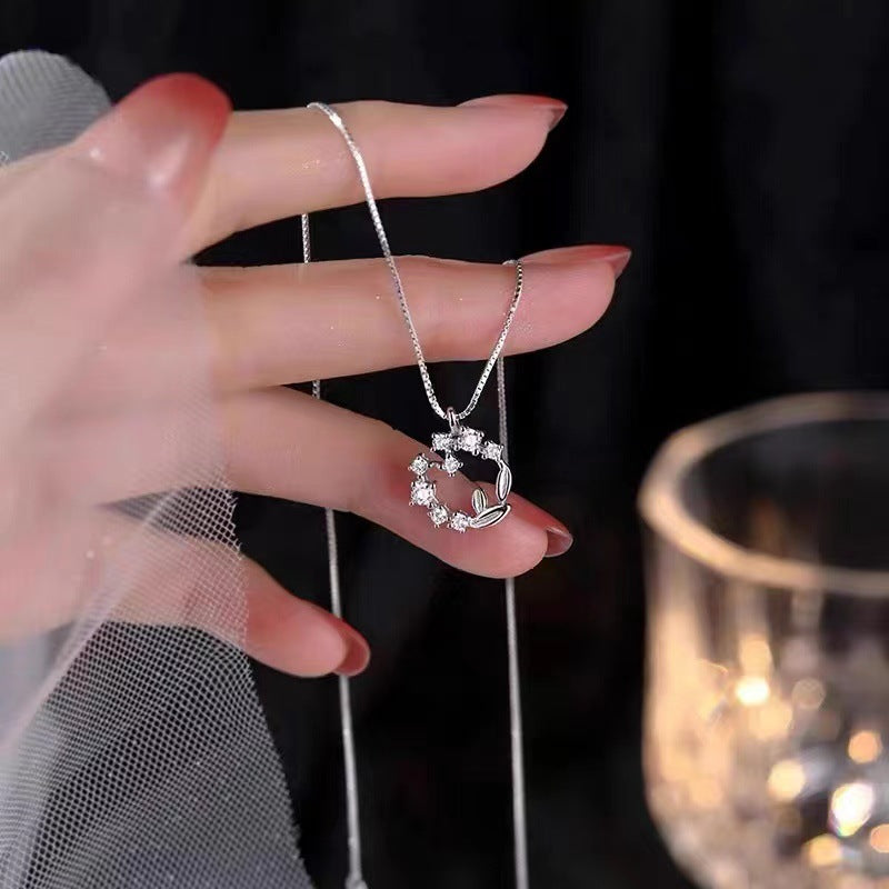 Damen Halskette mit filigranem, blütenförmigem Anhänger und funkelnden Zirkonia Shop Nory