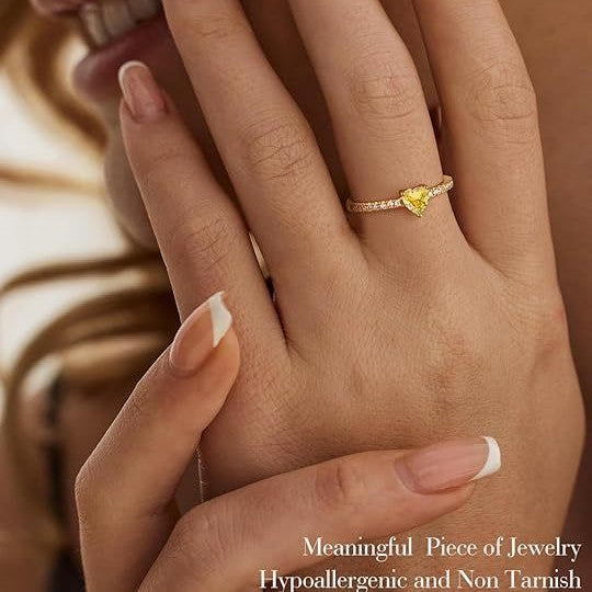 Damen Ring mit Herzschliff und glitzernden Zirkonia-Elementen Shop Nory