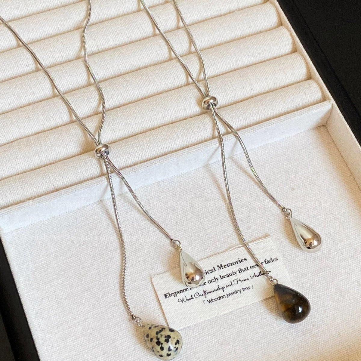 Damen Halskette mit tropfenförmigen Anhängern aus Tigerauge und Edelstahl Shop Nory