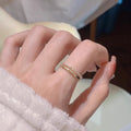 Damen Zierlicher Ring mit funkelnden Akzenten und modernem Design Shop Nory