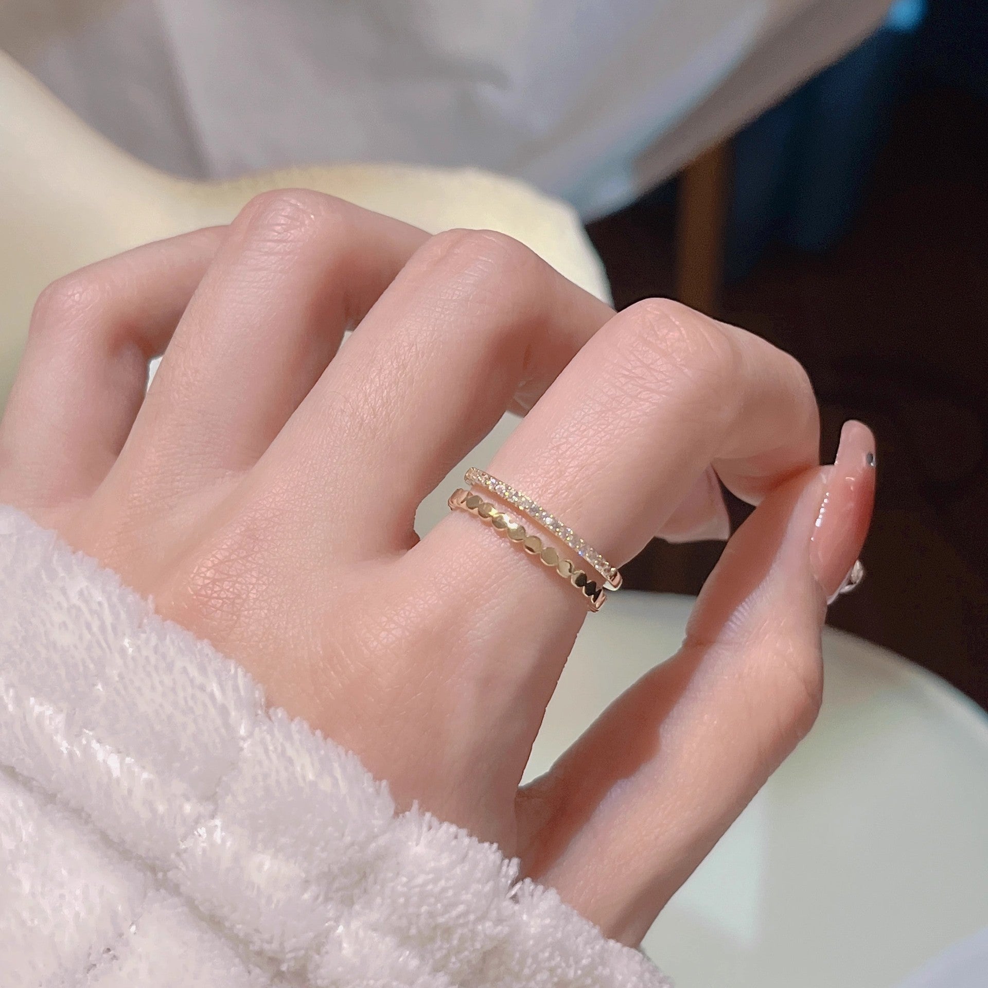 Damen Zierlicher Ring mit funkelnden Akzenten und modernem Design Shop Nory