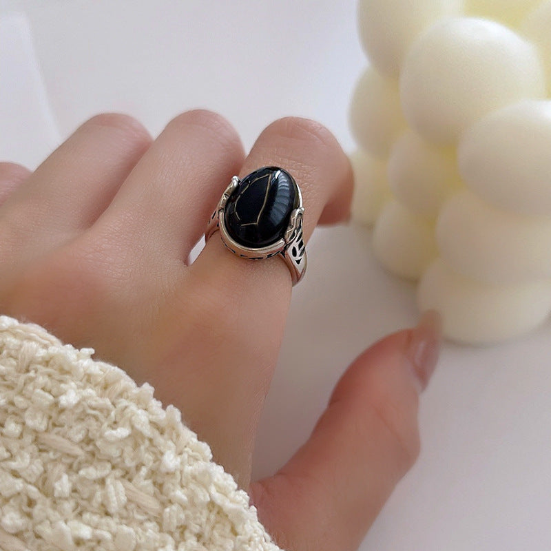 Damenring mit elegantem, ovalem Onyx und detailreicher Silberfassung Shop Nory