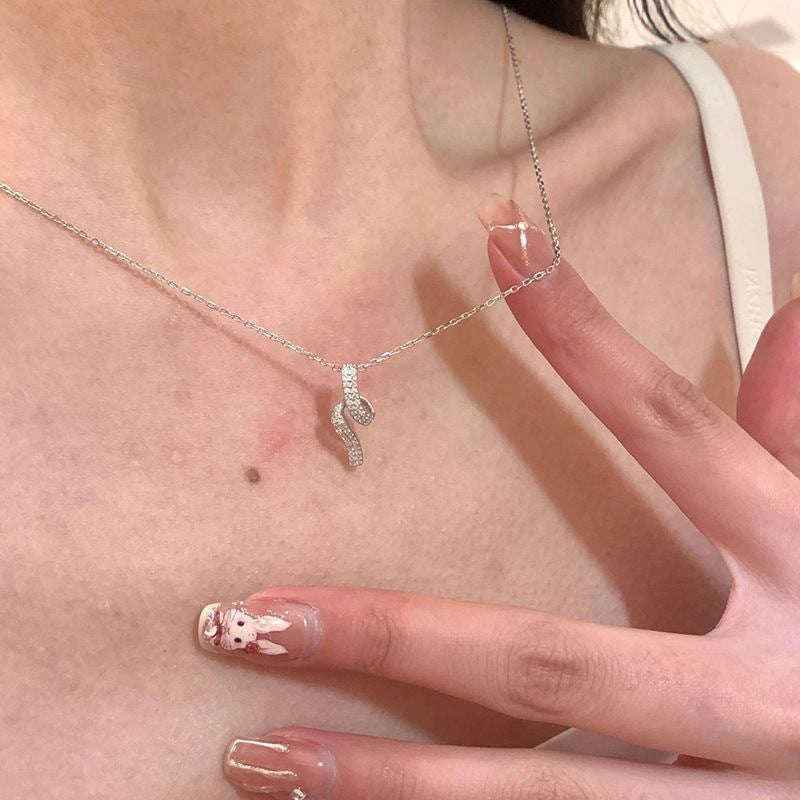 Damen Halskette mit elegantem geschwungenem Anhänger und funkelnden Zirkonia Shop Nory