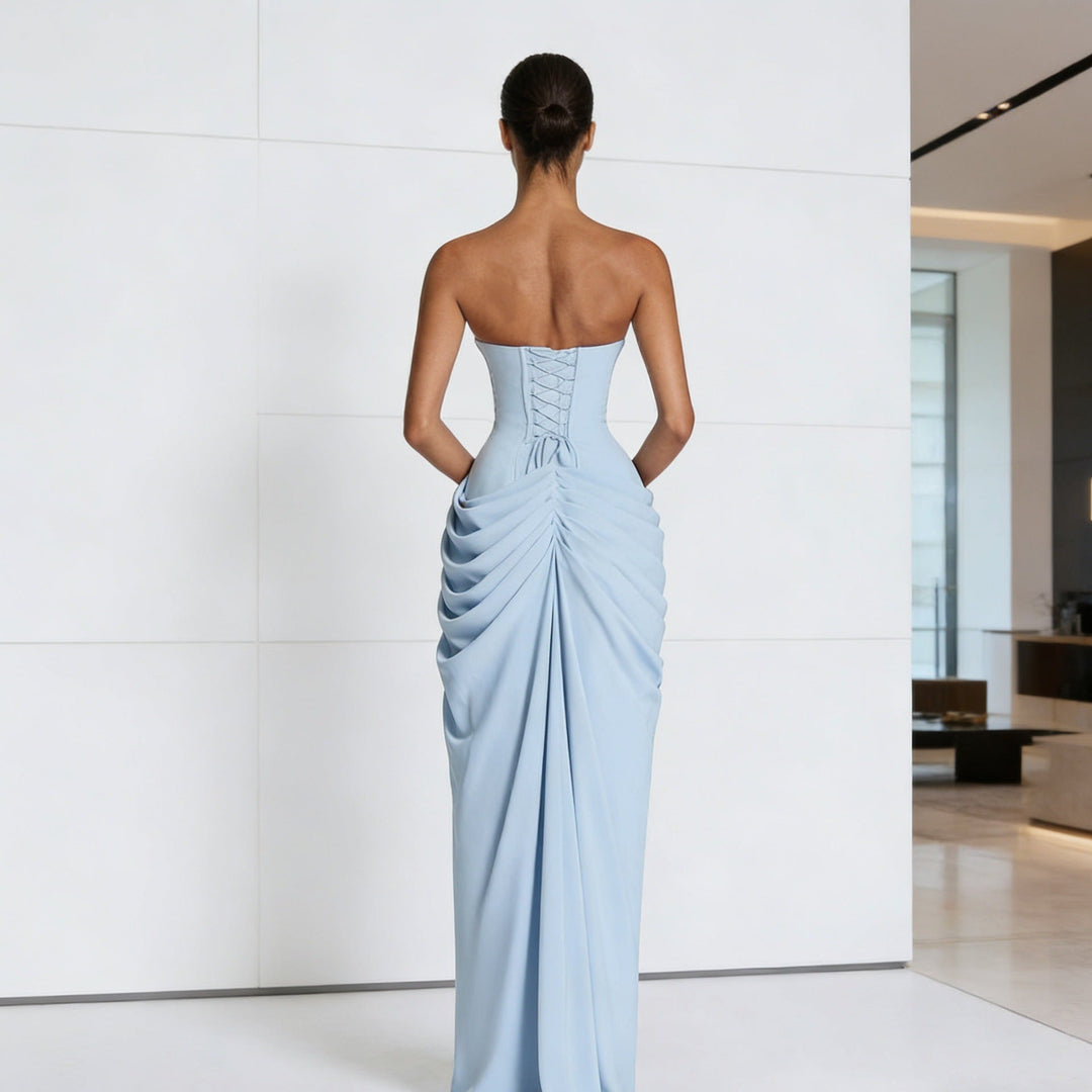 Damen Elegantes Abendkleid mit schulterfreier Silhouette und geschmeidiger Drapierung