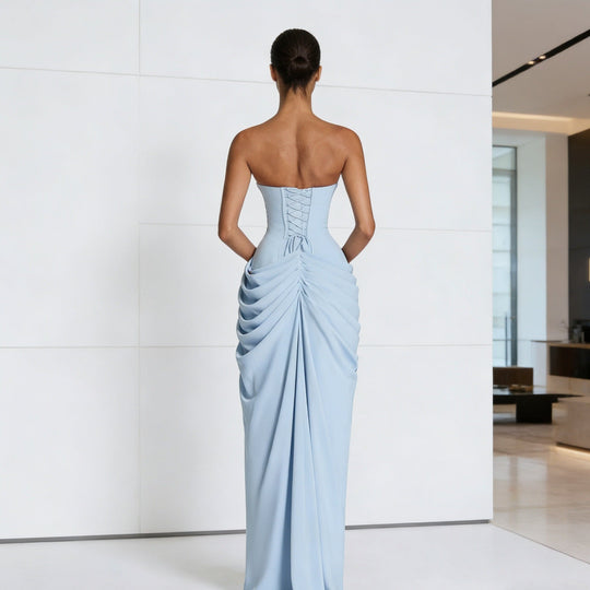 Damen Elegantes Abendkleid mit schulterfreier Silhouette und geschmeidiger Drapierung