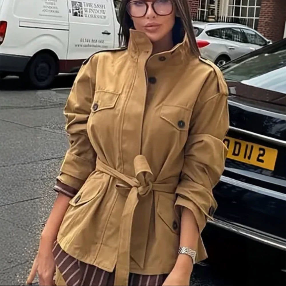 Damen Taillierte Utility-Jacke mit Bindegürtel, hohem Stehkragen und Pattentaschen Shop Nory