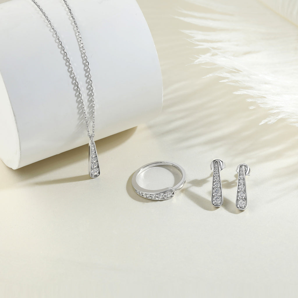 Damen Ohrringe mit funkelnden Zirkonia-Details im modernen Design Shop Nory