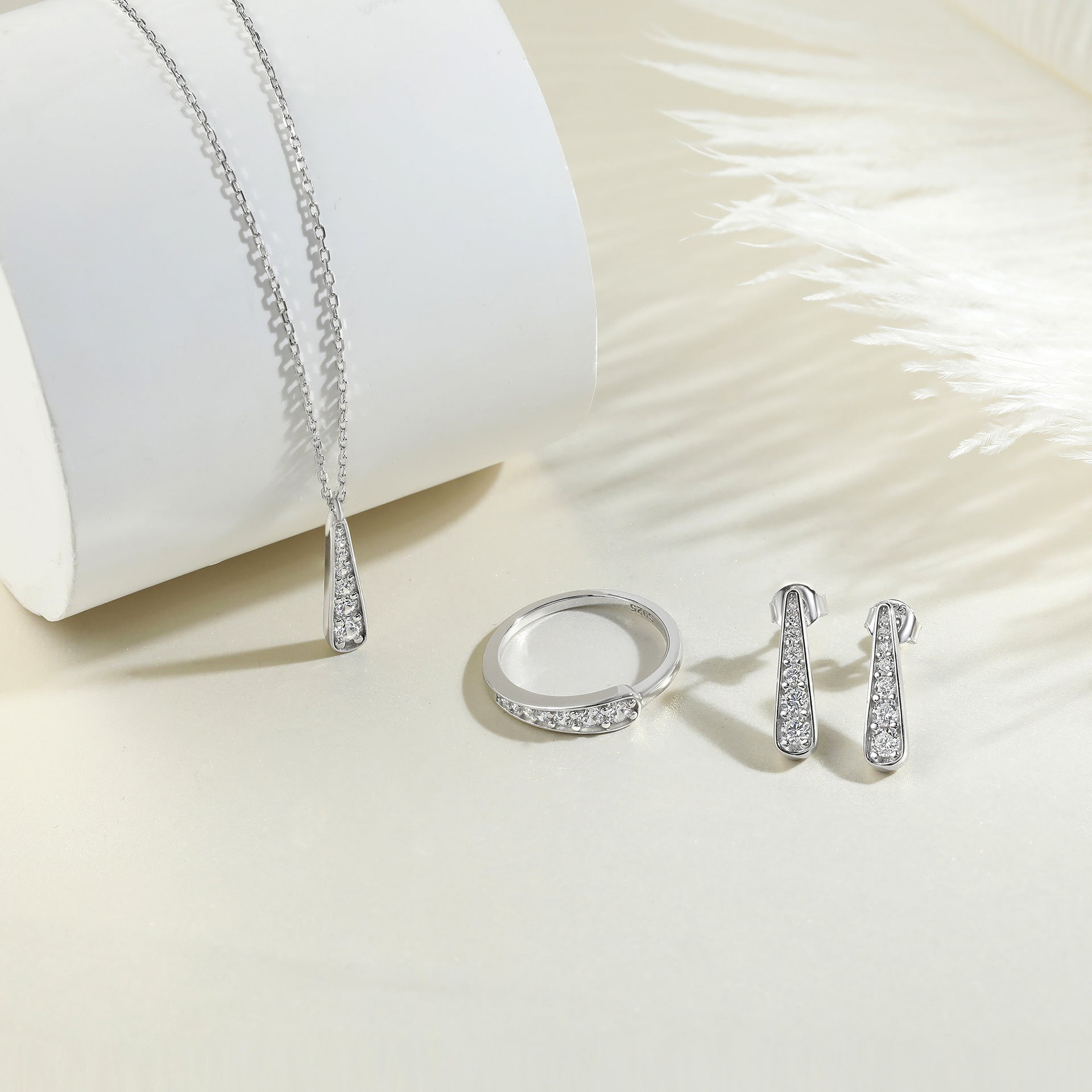Damen Ohrringe mit funkelnden Zirkonia-Details im modernen Design Shop Nory
