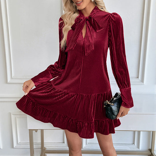 Damen Samt-Faltenkleid mit Schleifenkragen, Puffärmeln und stufigem Volantrock Shop Nory
