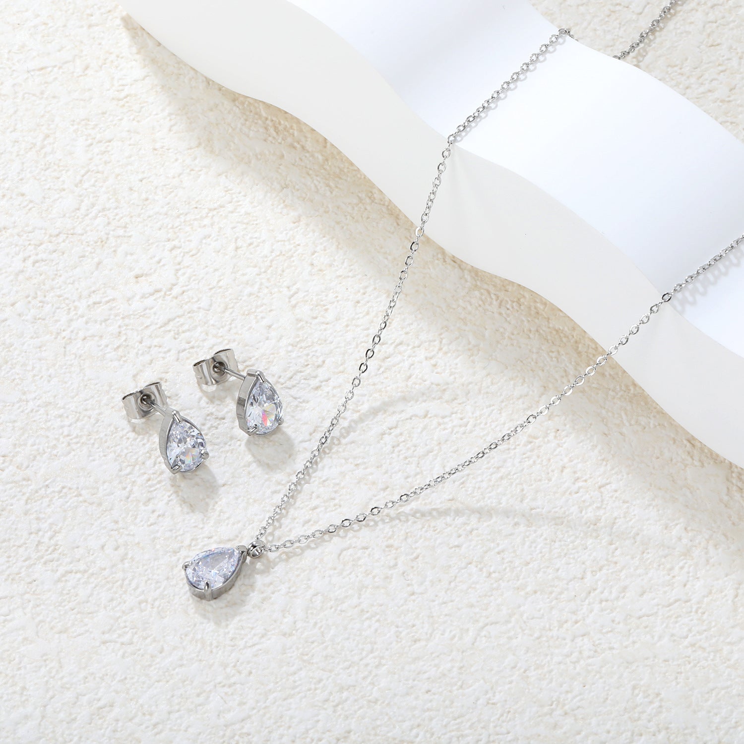 Damen Schmuckset mit funkelndem Kristall-Anhänger und eleganten Ohrsteckern Shop Nory