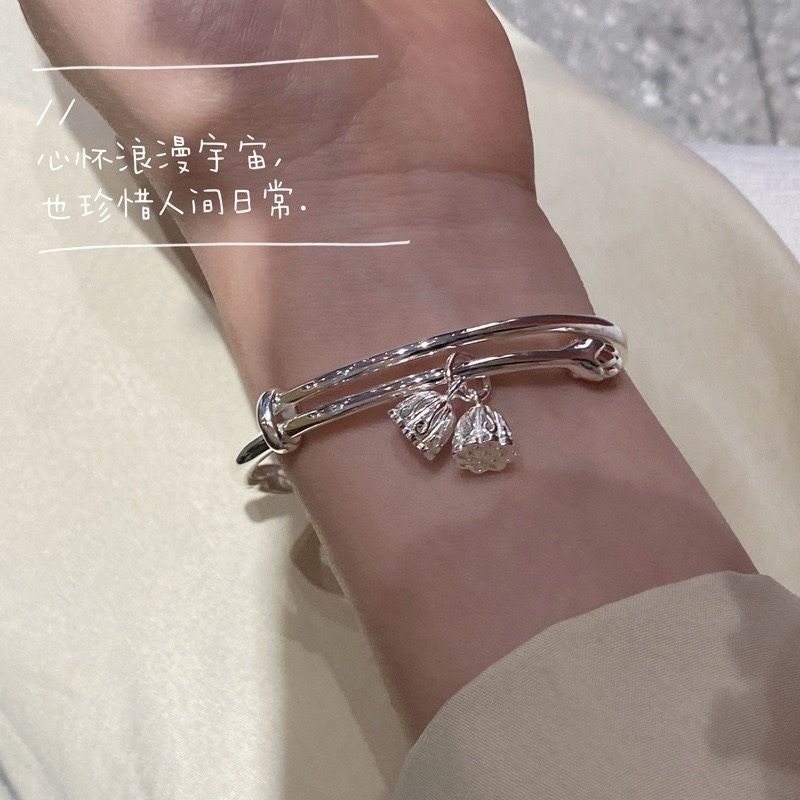 Damenarmband mit kunstvollem Reliefdesign und eleganten Anhängern Shop Nory