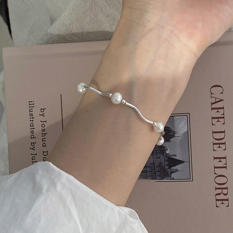 Damen Armband mit geschwungenem Lieferketten-Design und zarten Perlen Shop Nory