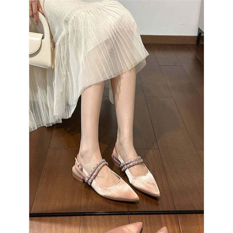 Damen Spitz zulaufende Satin‑Mules mit gepolstertem Komfortfußbett, niedriger Blockferse und kristallbesetztem Zierriemen Shop Nory