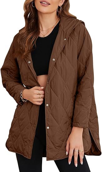 Damen gesteppte Kapuzenjacke mit Druckknopfleiste, seitlichen Schlitzen und mittlerer Länge Shop Nory