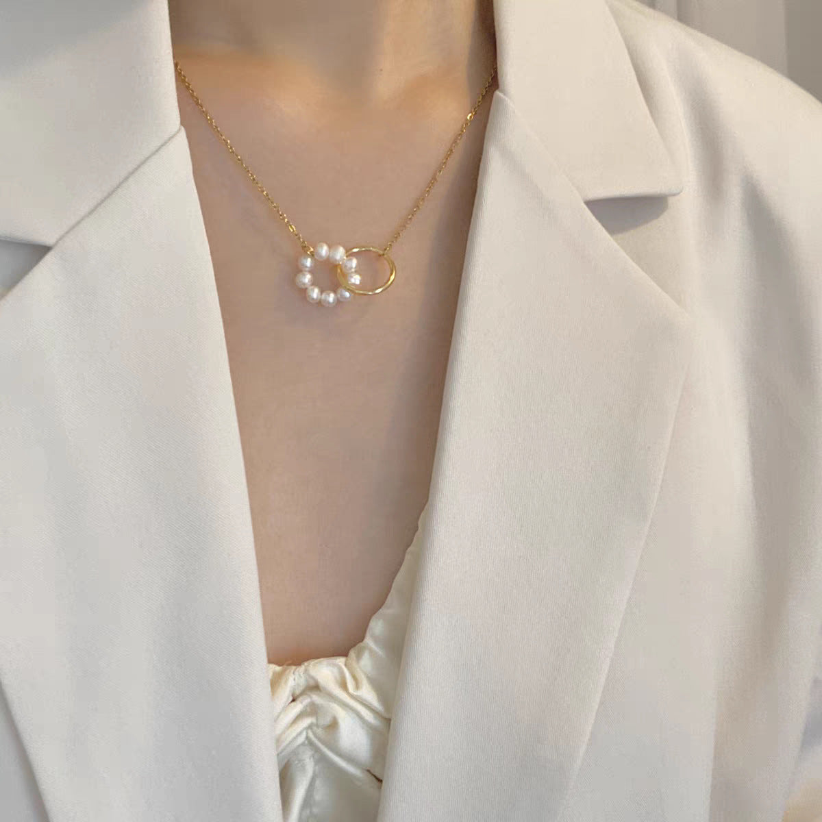 Damen Perlen- und Gold-Interlocking-Pendelkette Shop Nory