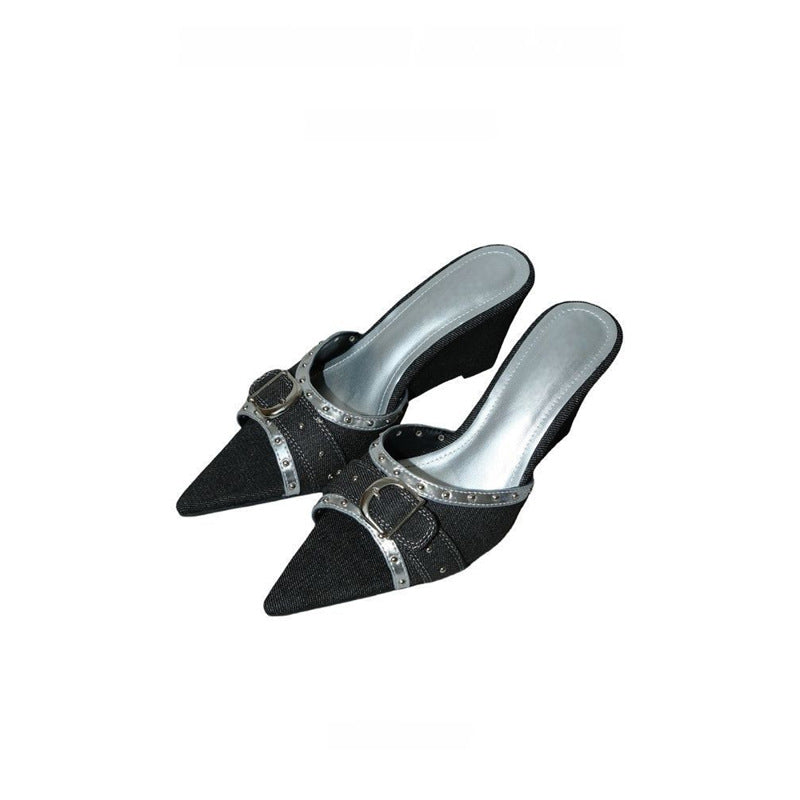 Damen Spitz zulaufende Mule-Pantolette mit niedrigem Keilabsatz und verziertem Schnallenriemen Shop Nory