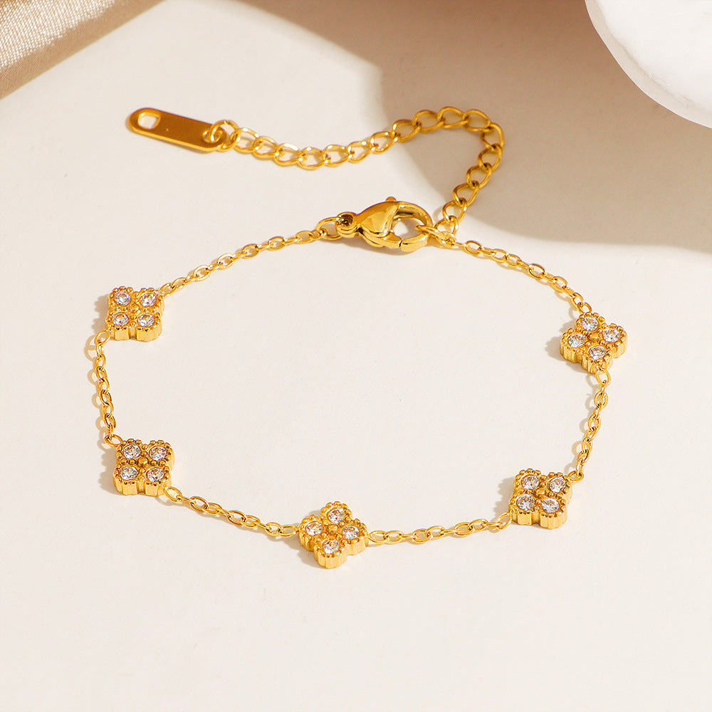 Damenarmband mit kristallverzierten Blumenanhängern Shop Nory