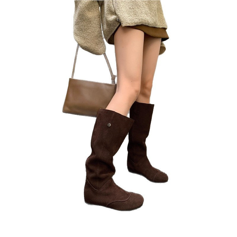Damen Slouch‑Stiefel aus Velours mit entspannter Schaftform und flacher Komfortsohle Shop Nory
