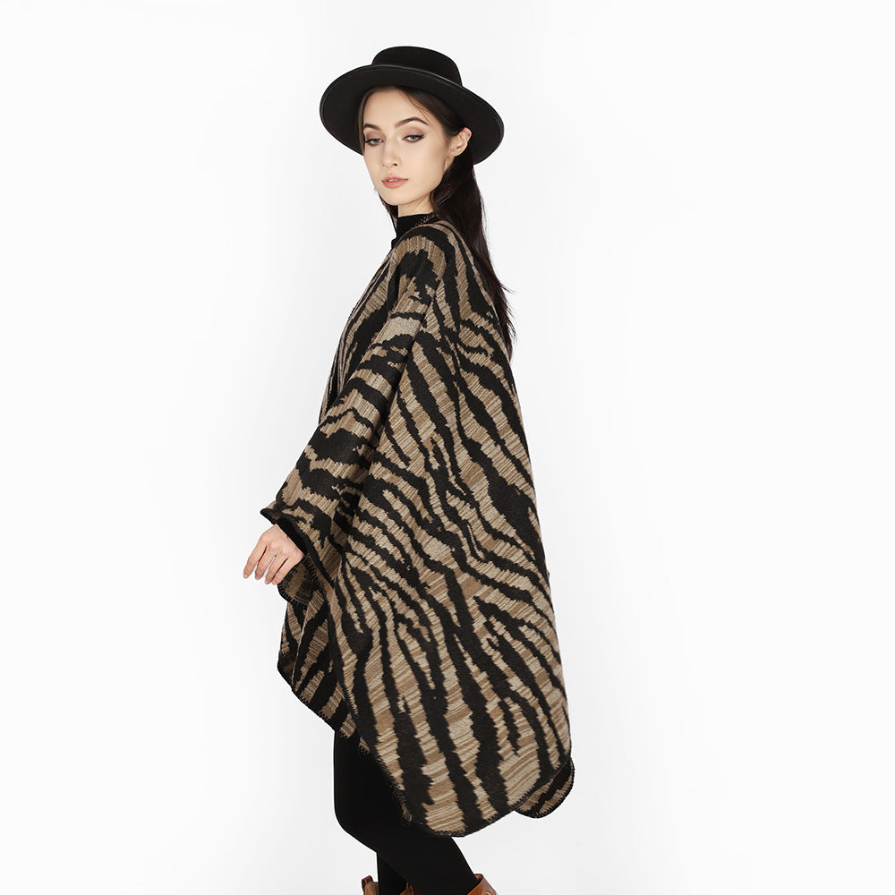 Damen Rechteckiger Ruana‑Überwurf mit ausgefallenem Animal‑Jacquard und offener Drapierung Shop Nory