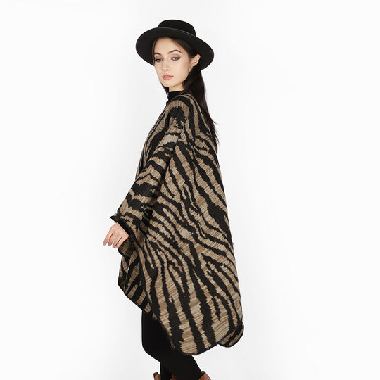 Damen Rechteckiger Ruana‑Überwurf mit ausgefallenem Animal‑Jacquard und offener Drapierung Shop Nory