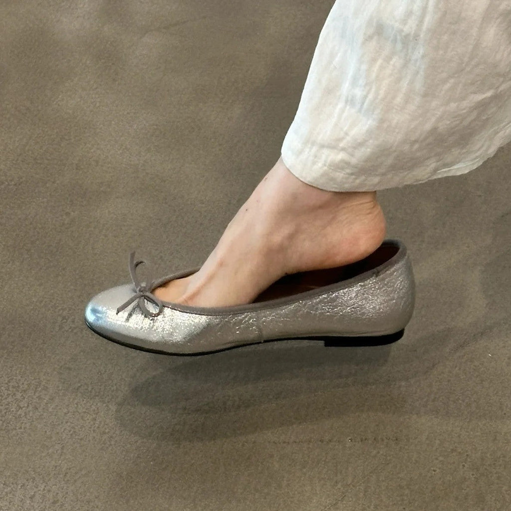 Damen Ballerina-Schuhe mit glänzender Oberfläche und verspieltem Schleifenakzent