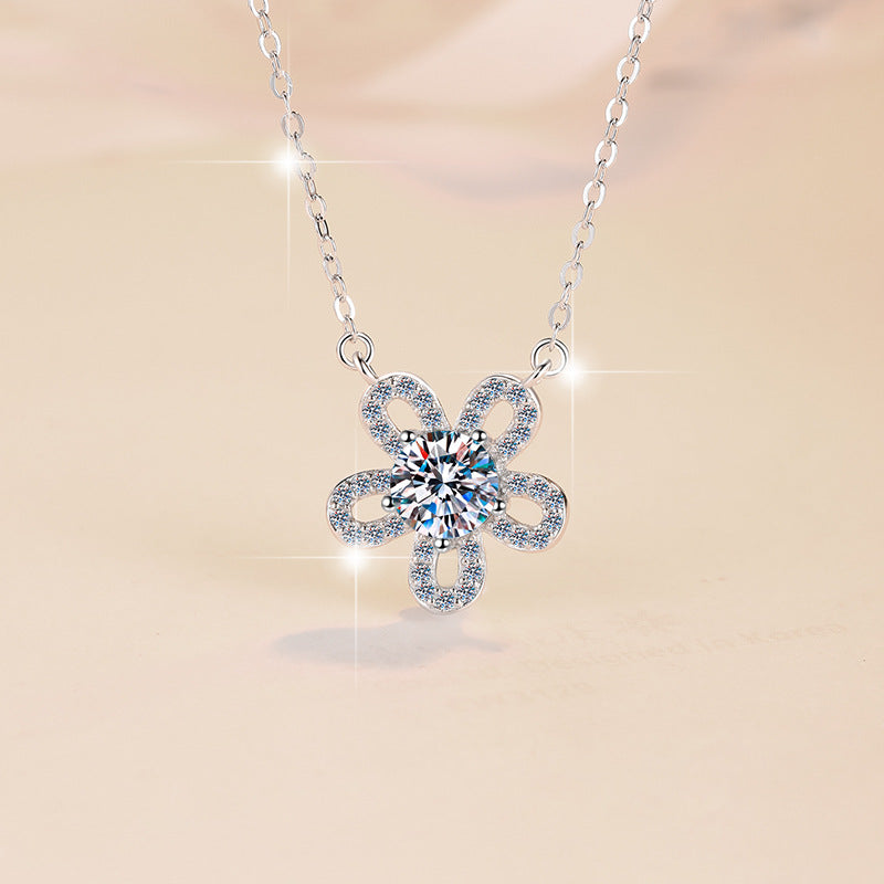 Damen Halskette mit funkelndem Blumenanhänger aus Zirkonia Shop Nory