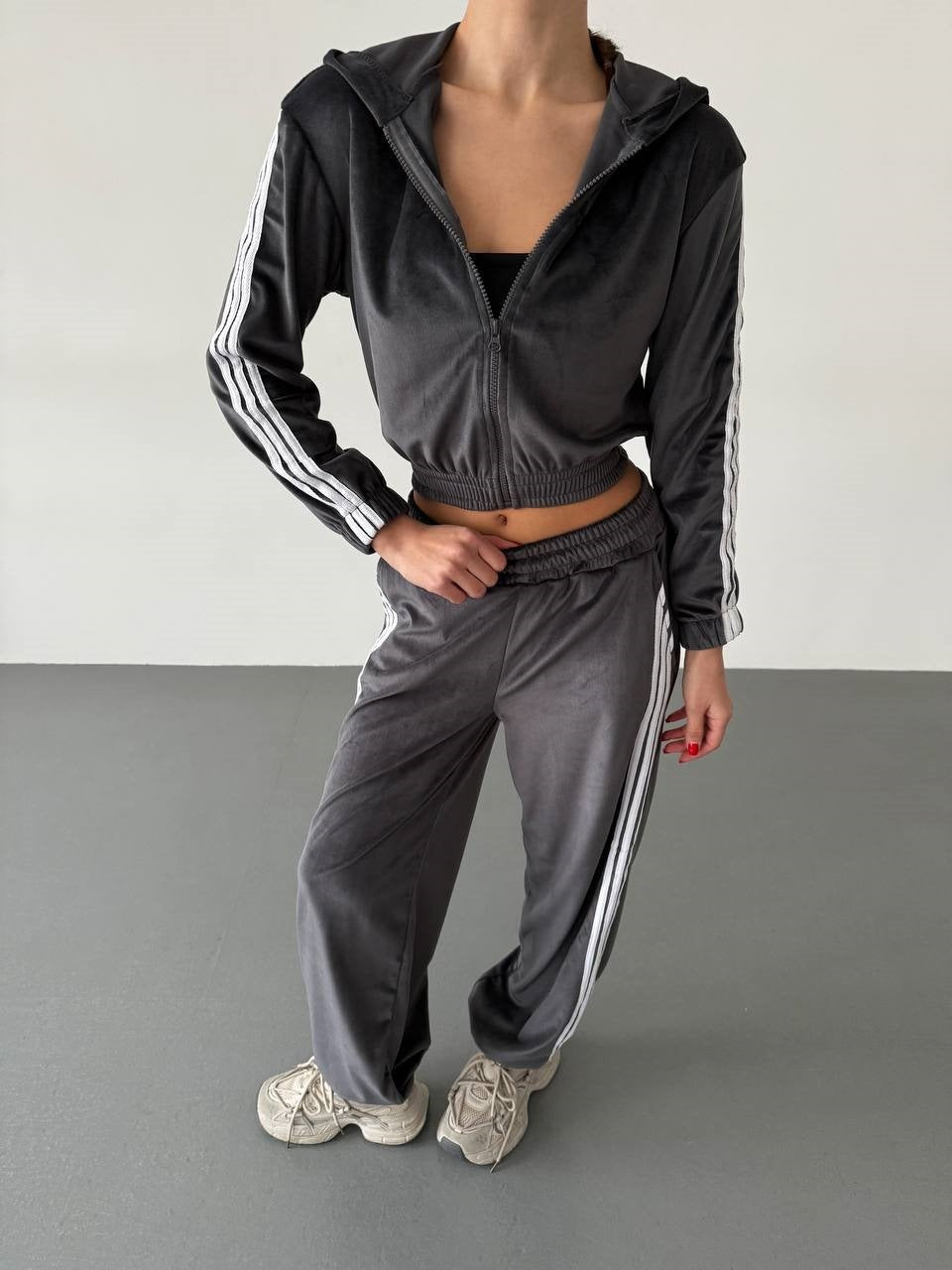 Damen Retro-Samt Trainingsanzug mit seitlichen Streifen, hochgeschnittener Bund und Reißverschluss Shop Nory