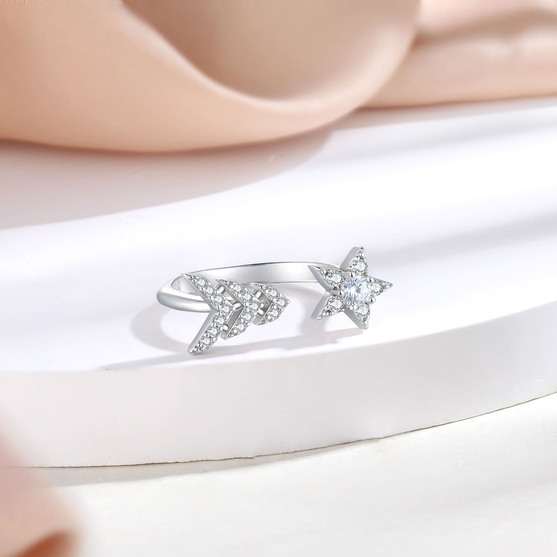 Damen Ring mit funkelndem Design und eleganten Zirkonia-Details Shop Nory