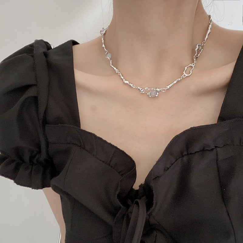 Damen Halskette mit elegantem, gewellten Design und versilberten Perlendetails Shop Nory