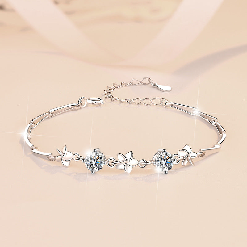 Damenarmband mit floralem Design und funkelnden Kristallen Shop Nory