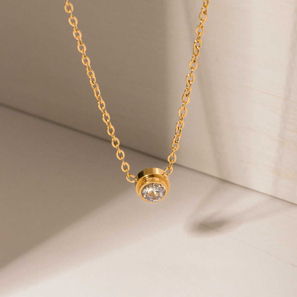 Damen Halskette mit funkelndem Zirkonia-Anhänger und feiner Gliederkette Shop Nory